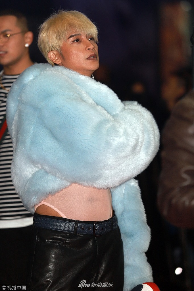 Thảm đỏ Cbiz 2017: Sao Hoàn Châu Cách Cách liên tục gây sốc, dàn mỹ nhân không tên tuổi khiến dân tình muối mặt